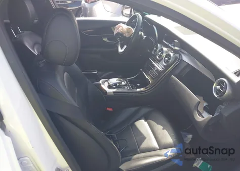 2015 Mercedes-Benz C-Class C 300 z USA, uszkodzony, nr VIN 55SWF4JB9FU094811